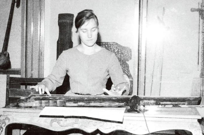 林西莉在学古琴