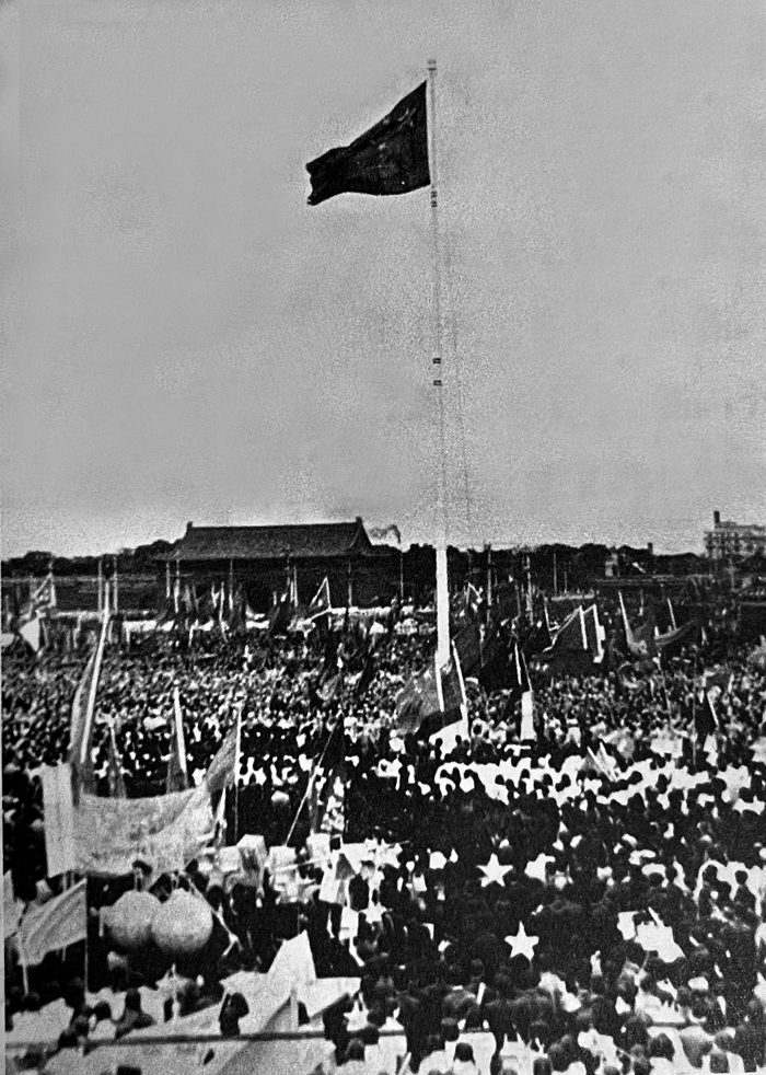 毛泽东启动电钮，新中国第一面五星红旗冉冉升起