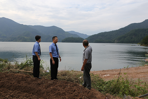 遂昌县检察院检察官对仙侠湖整治情况进行回访。