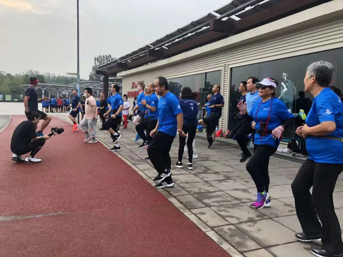 ▲盲人们在做准备活动。新京报记者 冯雨昕 摄