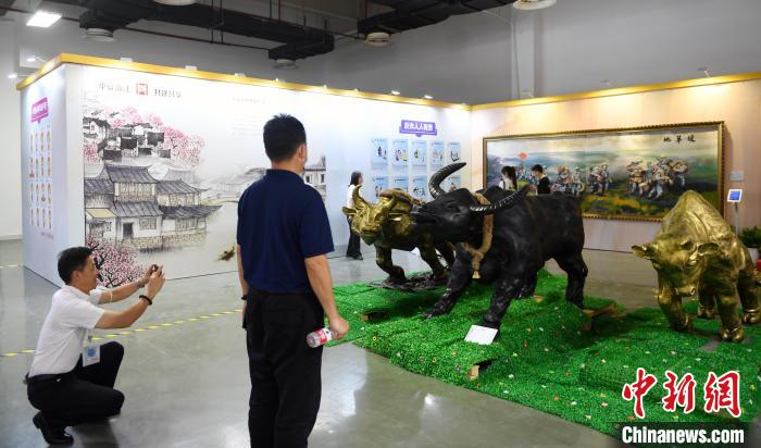 观众参观服刑人员作品《三牛精神》。　郑超 摄