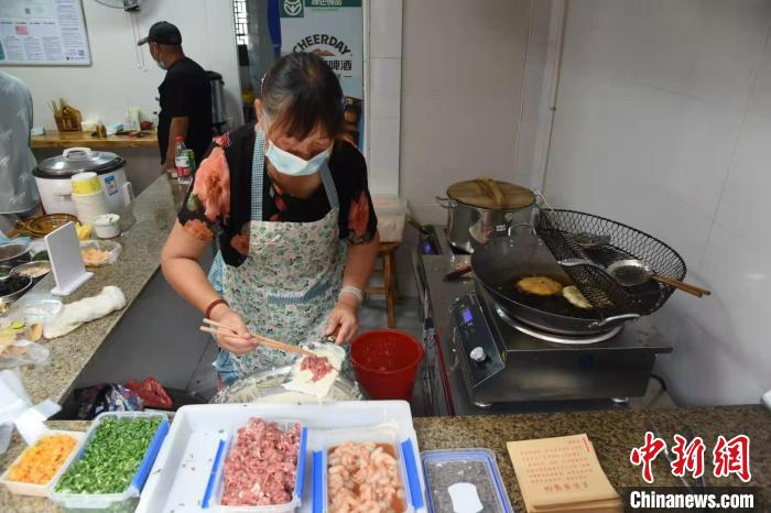 卢恩云在老街上开店制作泡虾 范宇斌 摄