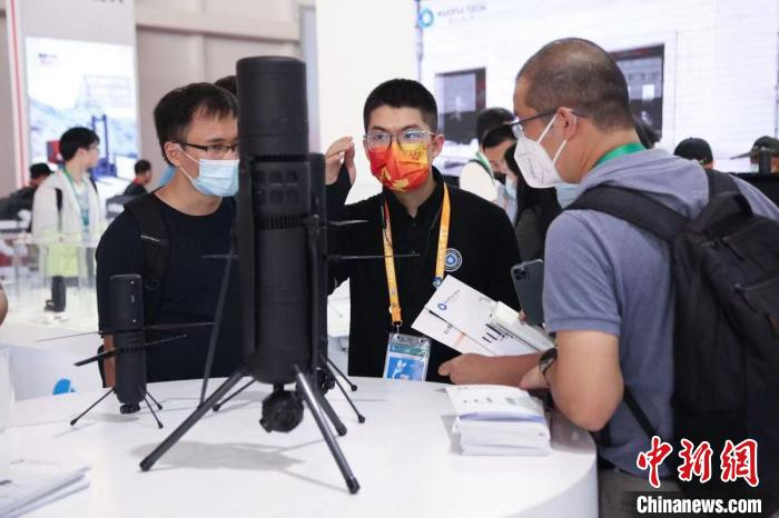 “衡”系列共轴双旋翼无人直升机外形独特。　郑振华 摄