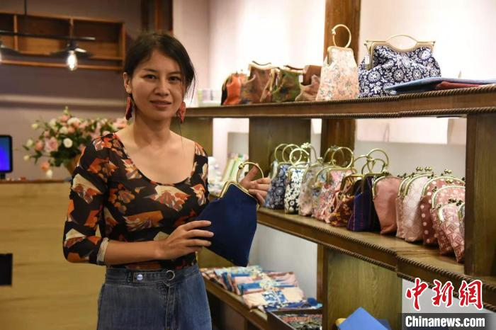 非遗布贴画传承人张秀洁展示作品 范宇斌 摄