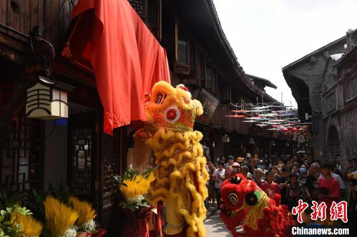 路桥十里长街开街 范宇斌 摄