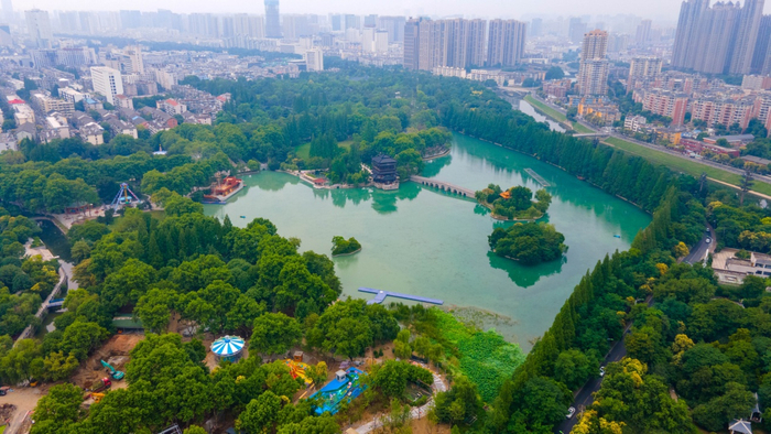 焕新回归的逍遥津，环境更优美了，水质更好了。