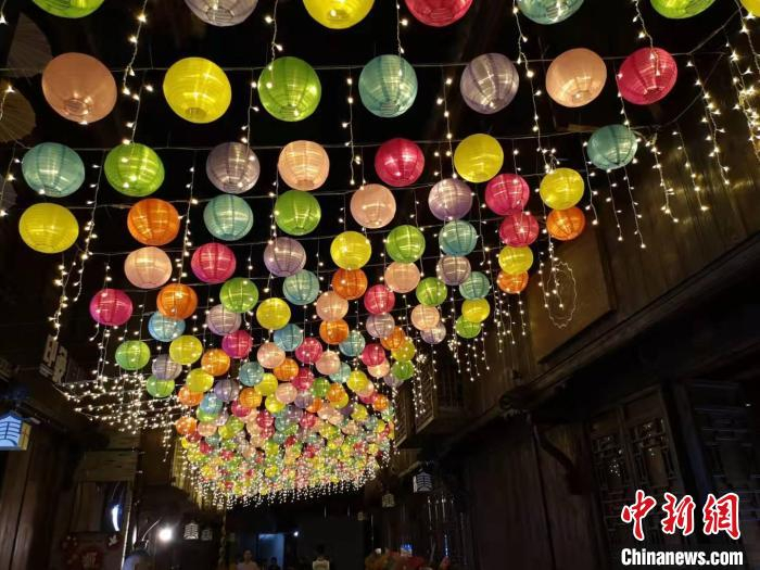 路桥十里长街夜景 范宇斌 摄