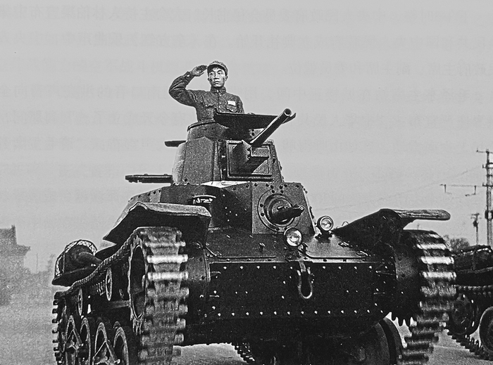 检阅台前，坦克部队指挥员向阅兵首长敬礼