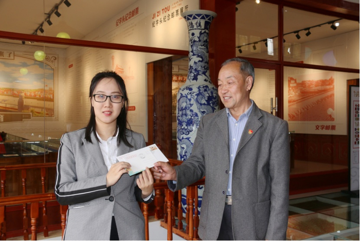 （游客在购买鸡鸣驿特色纪念封及明信片，打卡留念，企业供图，央广网发）