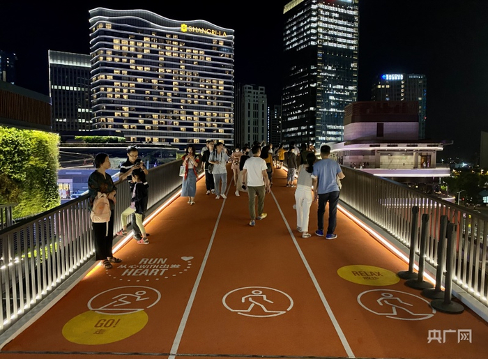 全长450米的“天空环道”环绕四楼屋顶一周（央广网记者 唐奇云 摄）