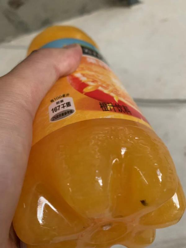 饮料瓶底部有黑色异物沉淀。受访者供图