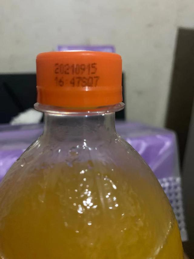 饮料的生产日期为2021年9月15日，瓶口未开封。受访者供图