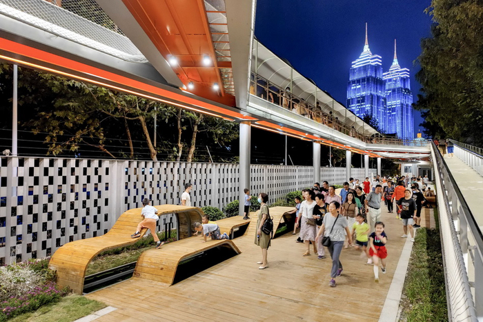 公园还布置了大量绿化和休闲座椅。