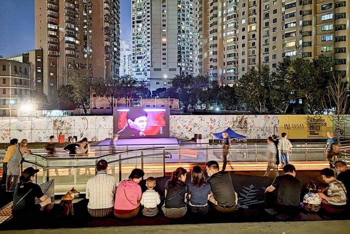 阶梯舞台还可以成为露天影院阶梯座位。