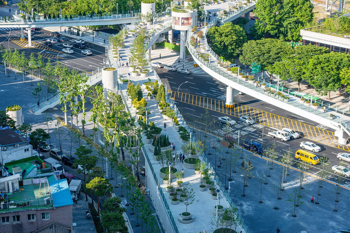 首尔这座高架桥上的植物，根据其名字的字母顺序和标识以及植物的种类进行摆放。