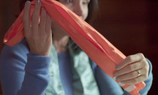 ▲正在展示围巾的“秘密姐妹会”成员 来源：《卫报》