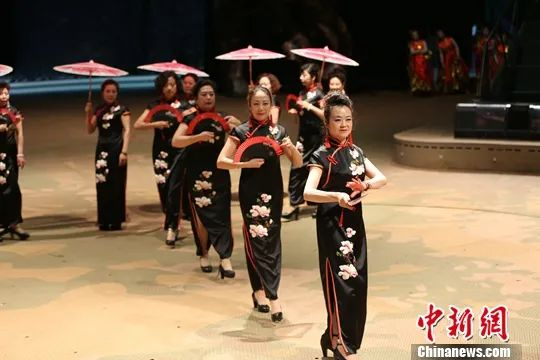资料图：2017“你好大妈”全国广场舞总决赛落幕。陈春光 摄