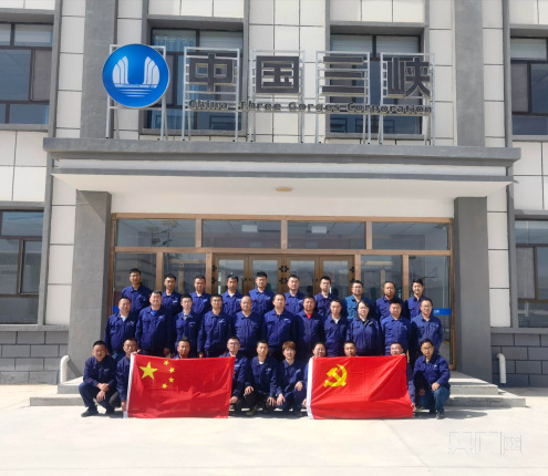 在海南藏族自治州光伏园区，三峡能源光伏电站工作人员与党旗、国旗合影（央广网发 王珂 摄）