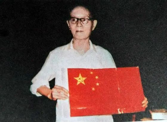 曾联松展示设计的国旗图案