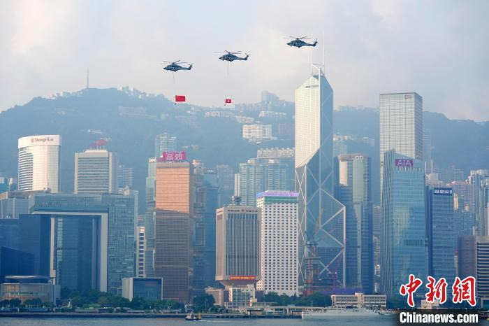 直升机编队飞过维港上空。　张炜 摄