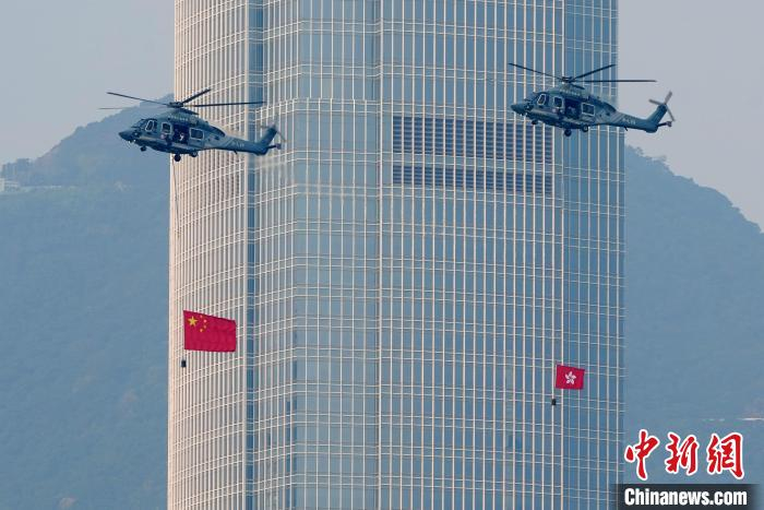 直升机编队飞过维港上空，背景是国际金融中心二期。　张炜 摄