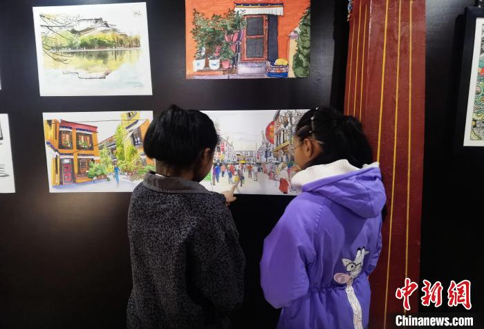 图为拉萨小朋友参观艺术节的专题画展。　赵延 摄