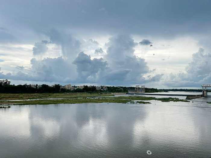 老宅背靠的南渡江