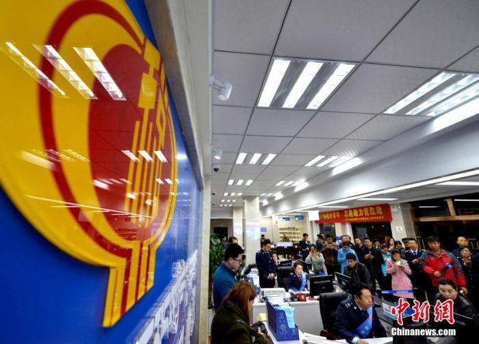 资料图：税务工作人员为纳税人开增值税发票。李林 摄