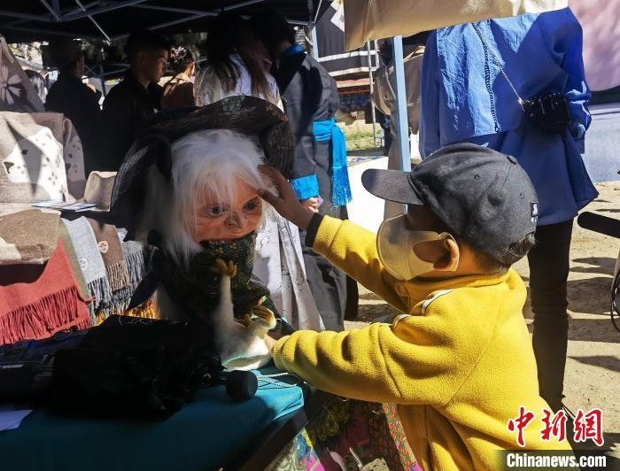 图为拉萨小朋友在艺术节创意集市上与雪怪模型亲密接触。　赵延 摄