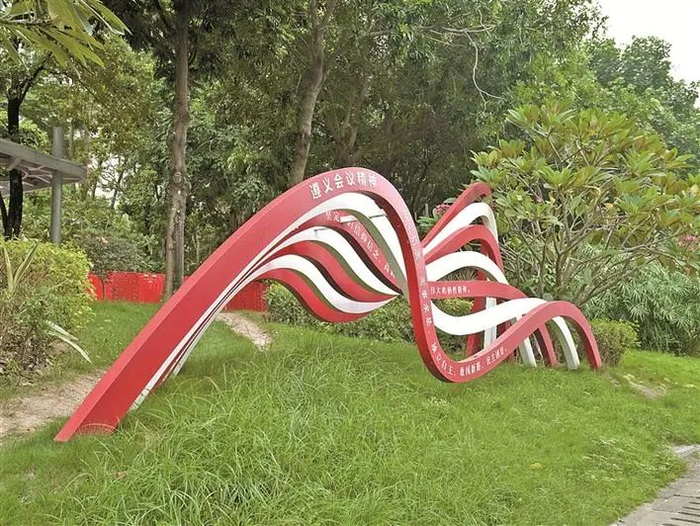 ▲“中国共产党人精神谱系飘带”装置。