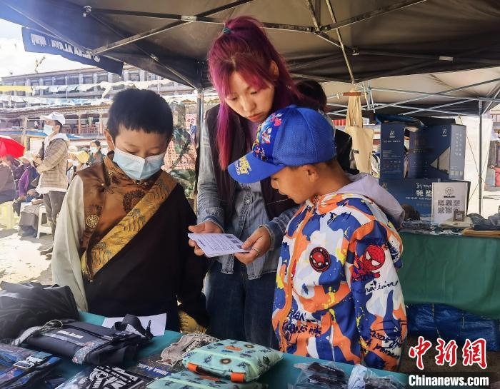 图为拉萨小朋友正在逛创意集市。　赵延 摄