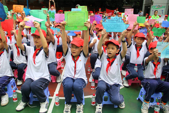 广州，小学生动手制作的文明上网决心卡（图片来源：CFP）