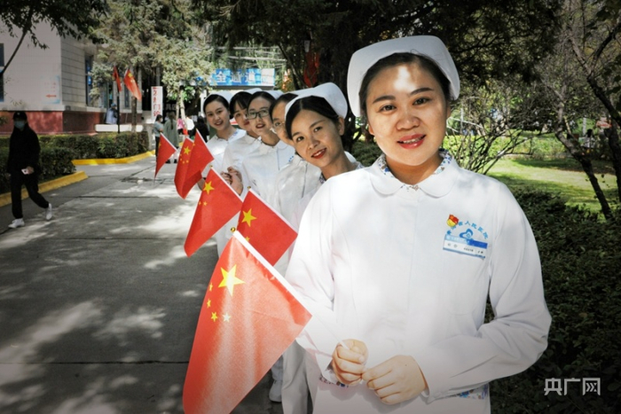青海省人民医院护理部团队与国旗合影 （央广网 朱建军 摄）