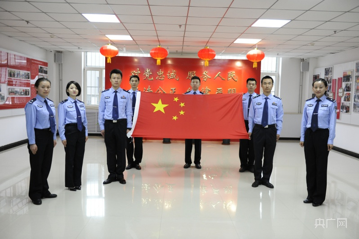 西宁市公安局城北公安分局民警与国旗合影（央广网发 肖文君 摄）