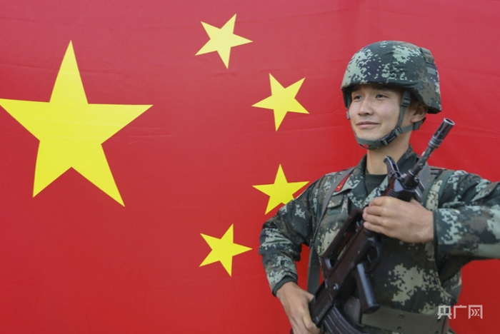 武警青海总队机动二支队战士与五星红旗合影（央广网发 吴洪峥 摄）