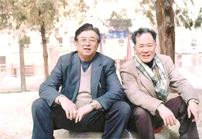 秦咏诚（左）、张藜在敦煌莫高窟。（资料图片）