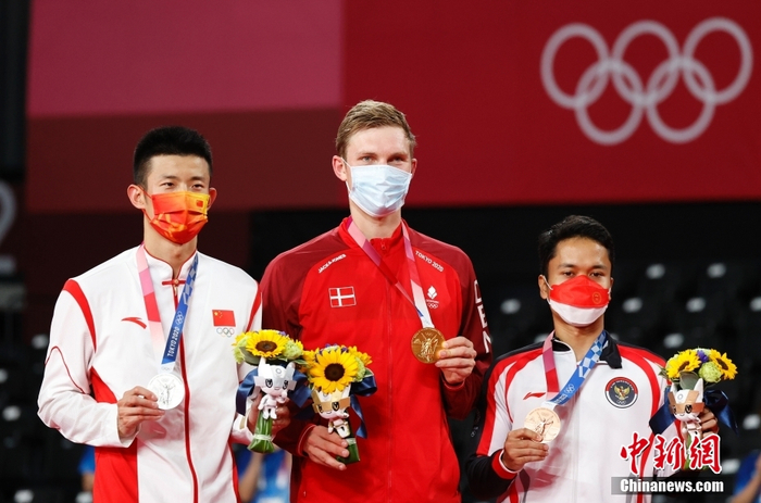 北京时间8月2日晚，在东京奥运会羽毛球男子单打决赛中，中国选手谌龙以0：2(21:15、21:12)不敌丹麦选手安赛龙，获得一枚银牌。图为颁奖仪式现场。中新社记者 韩海丹 摄