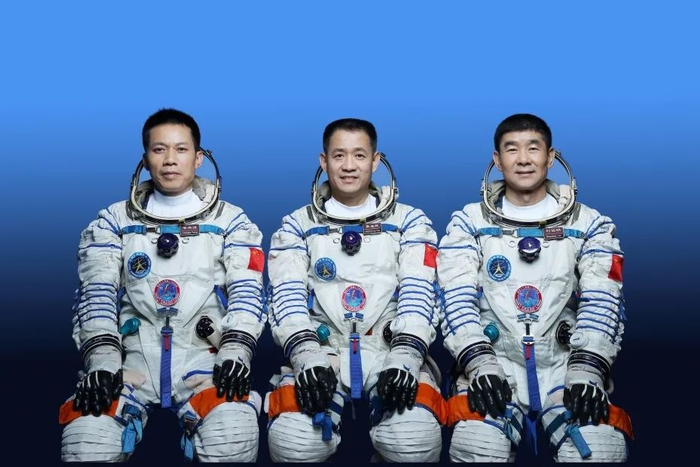 资料图：执行神舟十二号载人飞行任务的3名航天员聂海胜、刘伯明、汤洪波。徐部 摄