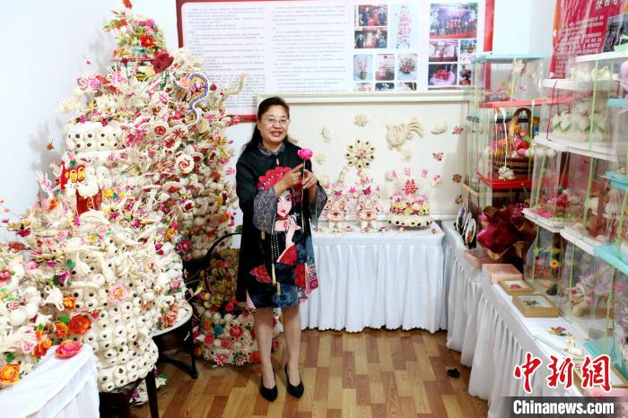 图为岳若惠在工作室内。　张远 摄