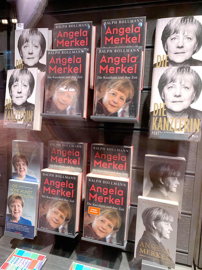 9月25日，德国柏林，杜斯曼购书中心临街橱窗展示的多种默克尔传记。@视觉中国