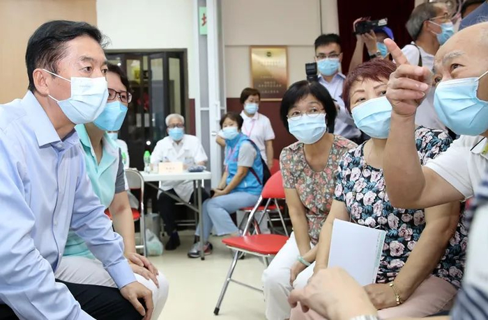 ▲骆惠宁主任在中企医疗服务站现场与候诊市民交流。图源：中央政府驻港联络办