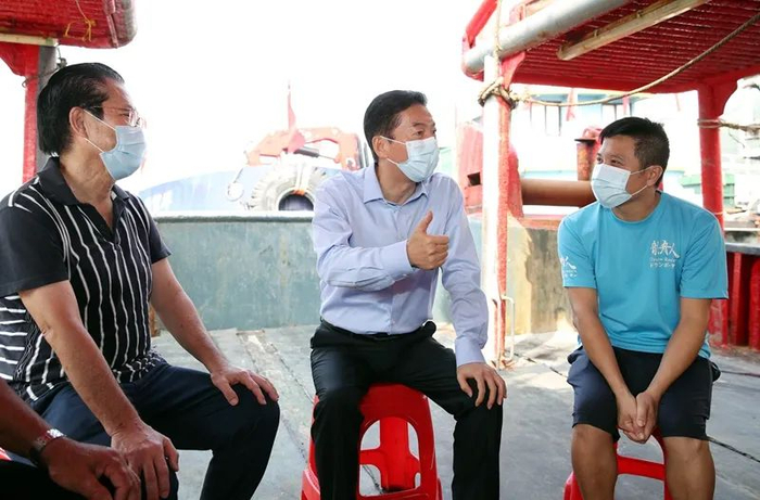 ▲骆惠宁主任在渔船上与渔民交流。图源：中央政府驻港联络办