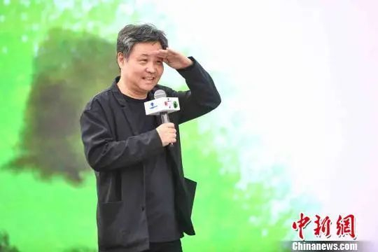 资料图：作家余华现身吕梁文学季。武俊杰 摄