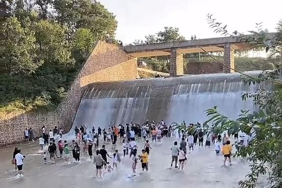  纸坊水库溢洪道口来源：大河报（下同）