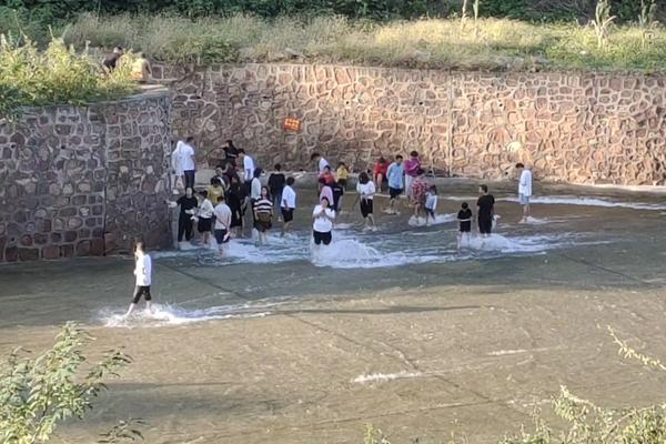 很多人不顾安全下水玩耍