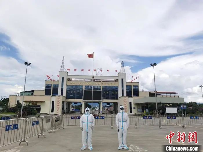 瑞丽边检站章凤分站民警身着防护服在章凤口岸值守国门。李康 摄