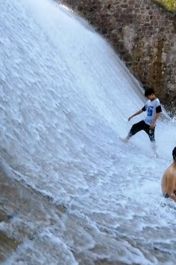 溢洪道起点水流湍急