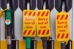 英国“油荒”持续 司机持续排长队加油