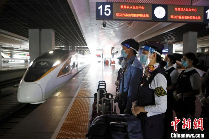 列车长李静芬带领乘务员一起做好个人防护，在铁路上海虹桥站等待列车抵达。　殷立勤 摄