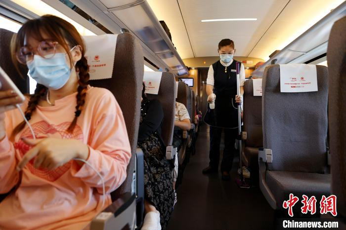 列车员不定时在列车车厢内进行消毒。　殷立勤 摄